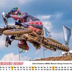 November 2026 Kalender, Calvin Vlaanderen (NED), Moto-Cross Sprung in der Luft, blauer Himmel, drei Fahnen.