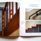 Text oben rechts: "die Eisenbahnbediensteten-Colonie an der Camerloherstraße". 
Text darunter: "1928 – ein Neubau an der Lanzstraße". 
Links: Holzgeländer. Rechts: Handlauf und Treppe.