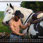 "Grooms 11" zeigt einen muskulösen Mann mit Cowboy-Hut, der ein Pferd sattelt. Kalenderdaten darunter.