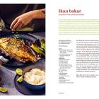 "Ikan bakar: Gegrillter Fisch im Bananenblatt. Text erklärt Zubereitung und Zutaten. Links Fisch auf Teller mit Limetten und Reis."