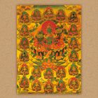 Tibetische Darstellung von Tara, grün und rot, mit mehreren kleineren Figuren, umgeben von bunten Mustern.