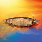 Ein hölzernes Ruderboot auf einem farbenfrohen Wasser, das in Gelb, Orange und Blau schimmert. Eine Person rudert.