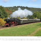 NOVEMBER Kalender mit Dampflokomotive vor buntem Herbstwald, großem weitläufigem Feld und blauem Himmel.