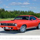 "November", "1970", "1970er Plymouth Barracuda 440-6". Ein roter Oldtimer vor einer Wald- und Bergkulisse.