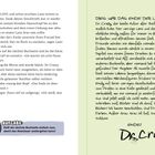 Texte: Aufgabe: Reiß die nächste Buchseite raus; Dies war das Ende der Lami-WG! ENDE! Dr. Crazy. 

Eine Illustration zeigt einen Text und ein Comic-Element. Links ist eine Beschreibung einer Geschichte, rechts ein illustriertes Ende. Ein Charakter im Comic-Stil unten links fordert auf, die Geschichte durch das Herausreißen der Seite fortzusetzen.