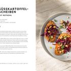 Text: "Süßkartoffel-Scheiben mit Rotkohl". Rezeptbeschreibung links, rechts drei dekorierte Süßkartoffelscheiben auf Teller.
