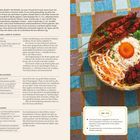 Ein Rezepttext beschreibt die Zubereitung einer "Perfekten Reste-Bowl". Rechts ein Teller mit Reis, Gemüse, Ei und Chorizo.
