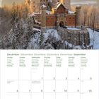 Kalendertage und Wochentage in verschiedenen Sprachen. Bild von Schloss Neuschwanstein im Schnee, umgeben von Bergen.