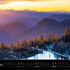 „Bergsee Salei im Tessin (Schweiz)“ steht unten. Kalenderseite für den Monat 11. Dämmerung über Berglandschaft mit Bäumen und See.