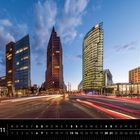 Kalendertext: "Berlin 11", mit Wochen- und Tagesangaben darunter. Potsdamer Platz mit modernen Gebäuden bei Abenddämmerung.