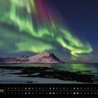 Text: „Nordlichter 11“ und „Lofoten (Norwegen)“. Nordlichter über schneebedeckter Landschaft mit Wasser und Bergen bei Nacht.