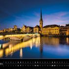 Schweiz 11, Kalender unten. Zürich bei Nacht, beleuchtete Brücke, reflektierendes Wasser, historische Gebäude und Kirchturm.