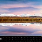 Skandinavien 11. Kalenderdaten für November. Abisko Nationalpark [Schweden]. Schneebedeckte Berge spiegeln sich in einem See.