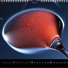 Kalender zeigt den Monat November. Nahaufnahme eines Weinglases mit roter Flüssigkeit und Tropfen an der Innenseite.