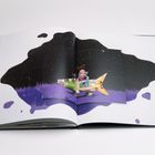 Illustration eines Comic-Buches: Kind sitzt auf einer bunten Rakete in einer starren Sternennacht.