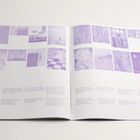 Doppelseitige Ausstellungskatalogseite mit Texten zu Kunstwerken und mehreren kleinen, lila-farbenen Abbildungen.