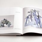 Links: "Fiorito: Snack is a Place, 2023". Rechts: "Natural Selections - Maybe Next Time, 2023". Skulpturen auf Keramik.