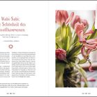 Wabi-Sabi: die Schönheit des Unvollkommenen. Rechts: verwelkende rosa Tulpen in einer Vase, mit grünen Blättern.
