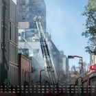 Kalender für November, Zahlen 1-30. Feuerwehrleiter auf Hochhaus, Feuerwehrleute arbeiten. Rauch sichtbar, Stadtstraße.