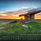 Portal Tomb - The Burren – einzigartige Karstlandschaft. Sonnenuntergang über einem Dolmen auf einer grünen Wiese.