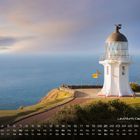 Kalender mit „Leuchtturm, Cape Reinga 11“. Ein weißer Leuchtturm steht auf einer Klippe am Meer bei Sonnenuntergang.