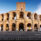 Kalender mit Text "Amphitheater von Arles 11" unten rechts. Antikes römisches Gebäude mit Arkaden bei klarem Himmel.