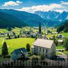 St. Magdalena, Villnößtal, 11. Eine Kirche inmitten grüner Felder, Berge im Hintergrund, blauer Himmel. Kalenderansicht.