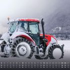 Zahlen und Wochentage in Kalenderformat unten, "12" rechts. Ein roter Traktor steht im Schnee, Hintergrund mit verschneiten Bergen.