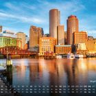 „Skyline Boston 12“; Kalender mit einer städtischen Skyline am Wasser bei Sonnenuntergang.