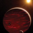 Keine erkennbaren Texte. Eine Illustration zeigt einen großen roten Planeten mit Wolkenbändern, zwei Mond-ähnliche Körper und eine leuchtende Sonne.