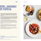 Miesmuschel-Saganaki mit roter Paprika, Rezeptbeschreibung, Zutatenliste. Foto mit Muscheln, Tomaten, Brot; Weißwein im Glas.