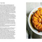 Rezept für Tarte Tatin und eine Apfeltorte. Links Text und Zutatenliste, rechts eine Tarte auf einem Teller mit Karamellsauce.