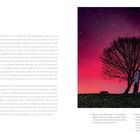 Links steht: „Blaues Land, Oberbayern, 12. November 2025, 05:15 Uhr.“ Rechts: „12. November 2025, 05:05 Uhr.“ Zwei Bäume vor rotem Polarlicht.
