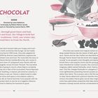 CHOCOLAT  
2000  
Directed by Lasse Hallstrom  
Screenplay by Robert Nelson Jacobs  
Quote über Traditionen und Wandel.  
Illustration von zwei Personen beim Kochen mit Schüsseln.