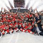 "STANLEY CUP CHAMPIONS 2025" steht auf einem Schild. Eine jubelnde Eishockeymannschaft in roten Trikots feiert.