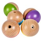 Fünf bunte Holzkugeln mit Löchern; Farben: grün, lila, blau, rot, gelb; naturholzfurniert.