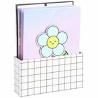 Einfaches Bild von Notizbüchern, eins in Pastellfarben mit lächelnder Blume. Gehalten von einem Raster-Designhalter.