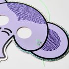 Illustration einer lilafarbenen Tiermaske mit grüner Schnur und Glitzerbordüre.