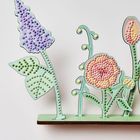 Eine farbenfrohe Illustration mit stilisierten Blumen in Pastelltönen und gepunkteten Oberflächen.