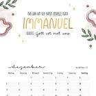 "Man wird ihm den Namen Immanuel geben: Immanuel bedeutet: Gott ist mit uns." Kalender für Dezember, dekorative Blätter.