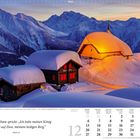 Oben: "Alpen-Lodge." Unten: "Denn der HERR spricht: 'Ich habe meinen König eingesetzt auf Zion, meinem heiligen Berg.' Psalm 2,6." Dezember-Kalender über verschneiten Hütten und Bergen.