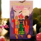 „Daily Witch Oracle: 32 Cards for Your Magical Life“. Illustration: Drei stilvolle Frauen vor Vollmond und Fledermäusen.