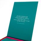 Ein Zitat beschreibt monospaced Schriftarten als nostalgisch und funktional. Der Hintergrund ist türkisfarben.