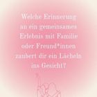 Text: "Familie, Freundschaft & Beziehung. Welche Erinnerung an ein gemeinsames Erlebnis mit Familie oder Freund*innen zaubert dir ein Lächeln ins Gesicht?" Darunter eine Illustration von zwei Personen, die sich umarmen.