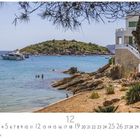Playa de Camp del Mar. Küstenansicht mit Booten und Schwimmern, ein weißes Haus auf Felsen, grüne Vegetation im Vordergrund.