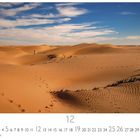 "12 CASAERS EDITION" unten; Sanddünen unter blauem Himmel, eine Person in der Ferne.