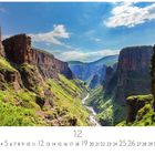 "Maletsunyane River Valley." Kalenderseite mit der Zahl "12". Eine beeindruckende Schlucht mit grün bewachsenen Hängen.