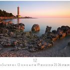"Veli Rat", Dezemberkalender mit Küstenfelsen und einem Leuchtturm im Sonnenuntergang.