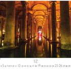 Untergrund-Basilika-Zisterne, Kalender für Dezember, Serie Casares Edition; Säulen beleuchtet von warmem Licht auf Wasser.
