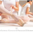 Kalendertext: 12, Casares Edition. Ballerina bindet Ballettschuhe, im Hintergrund weitere Tänzerin.